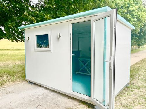 Pod with feature wall