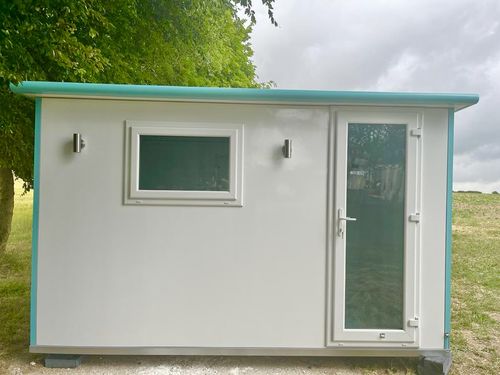 Pod with feature wall