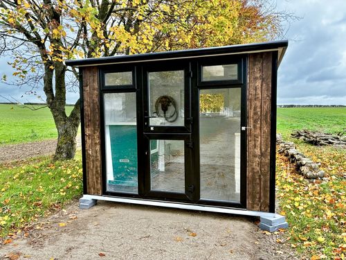 10x8ft Bespoke pod with wood effect wrap and extras