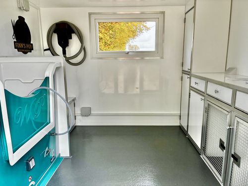 10x8ft Bespoke pod with wood effect wrap and extras